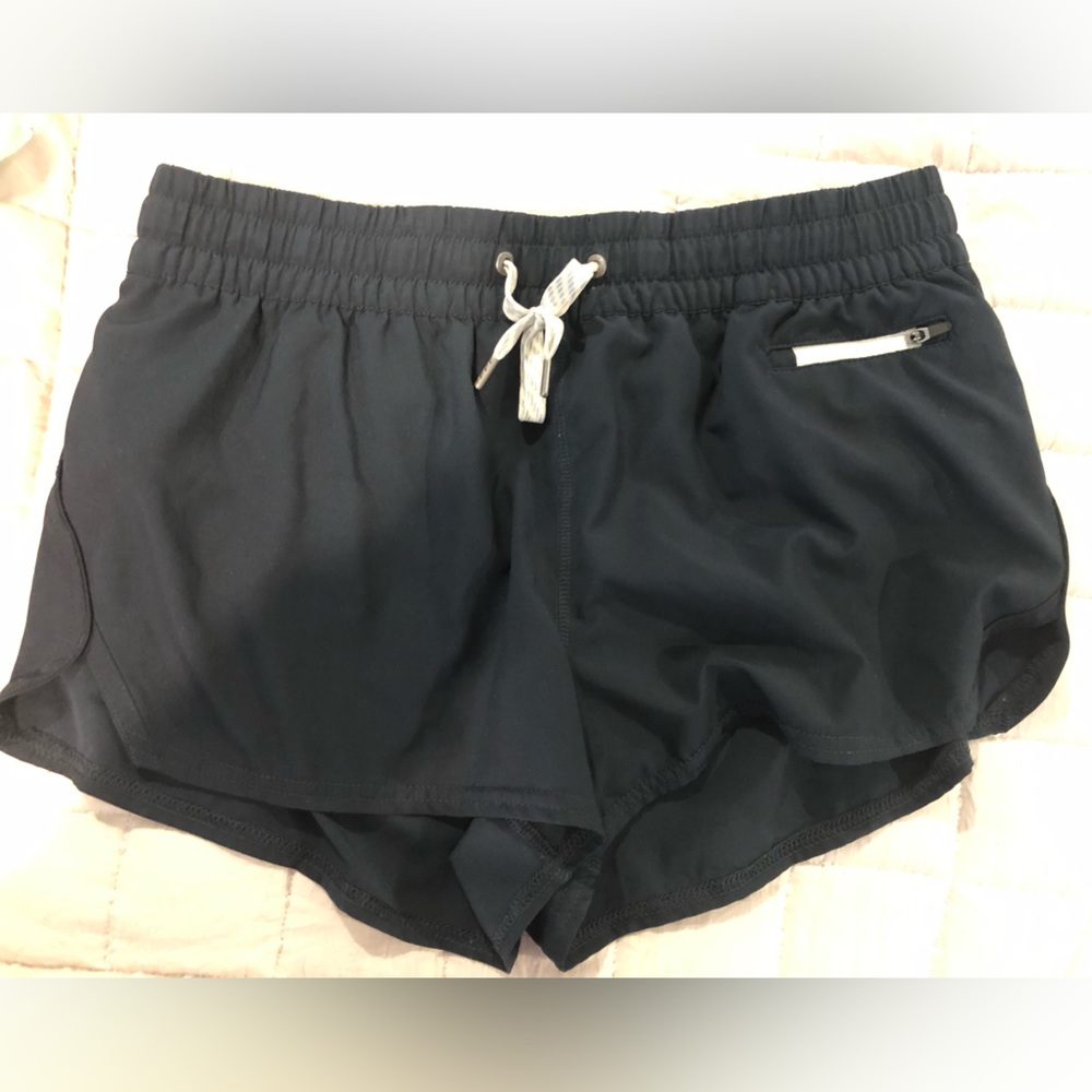 VUORI nwot navy clementine shorts